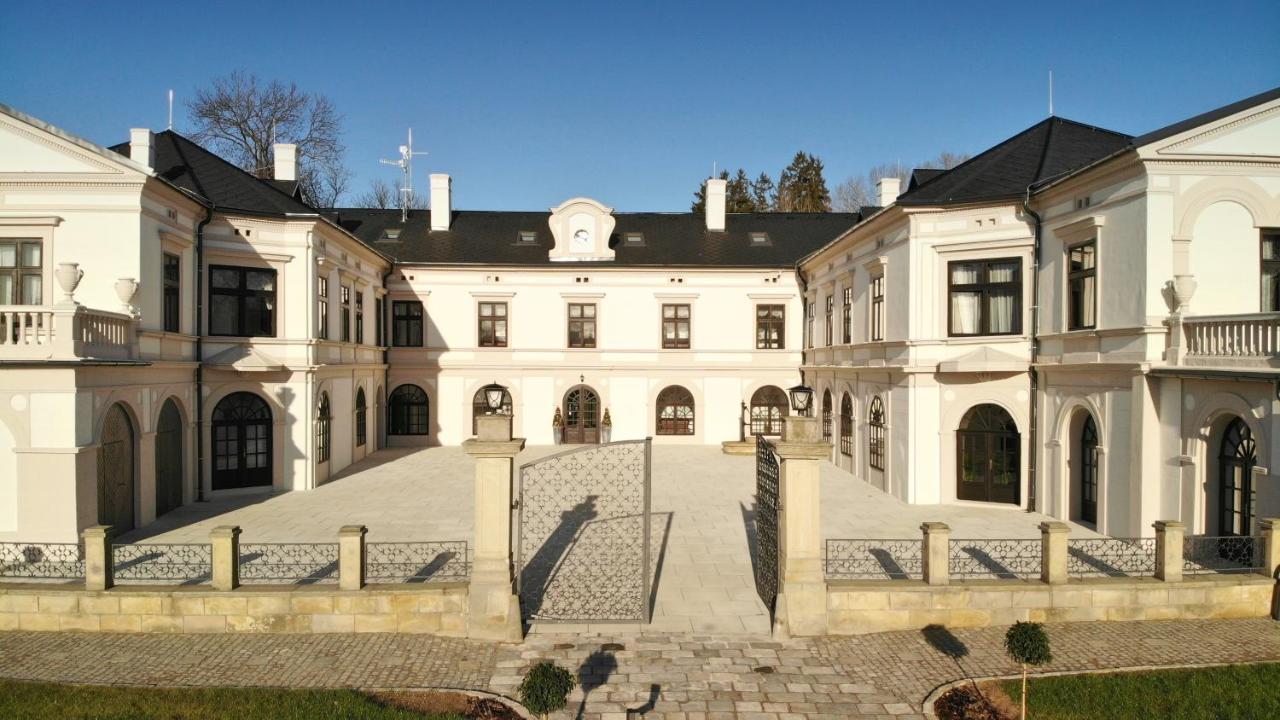 Zamek Wichterle - Hotel A Pivni Lazne Slavicin Dış mekan fotoğraf